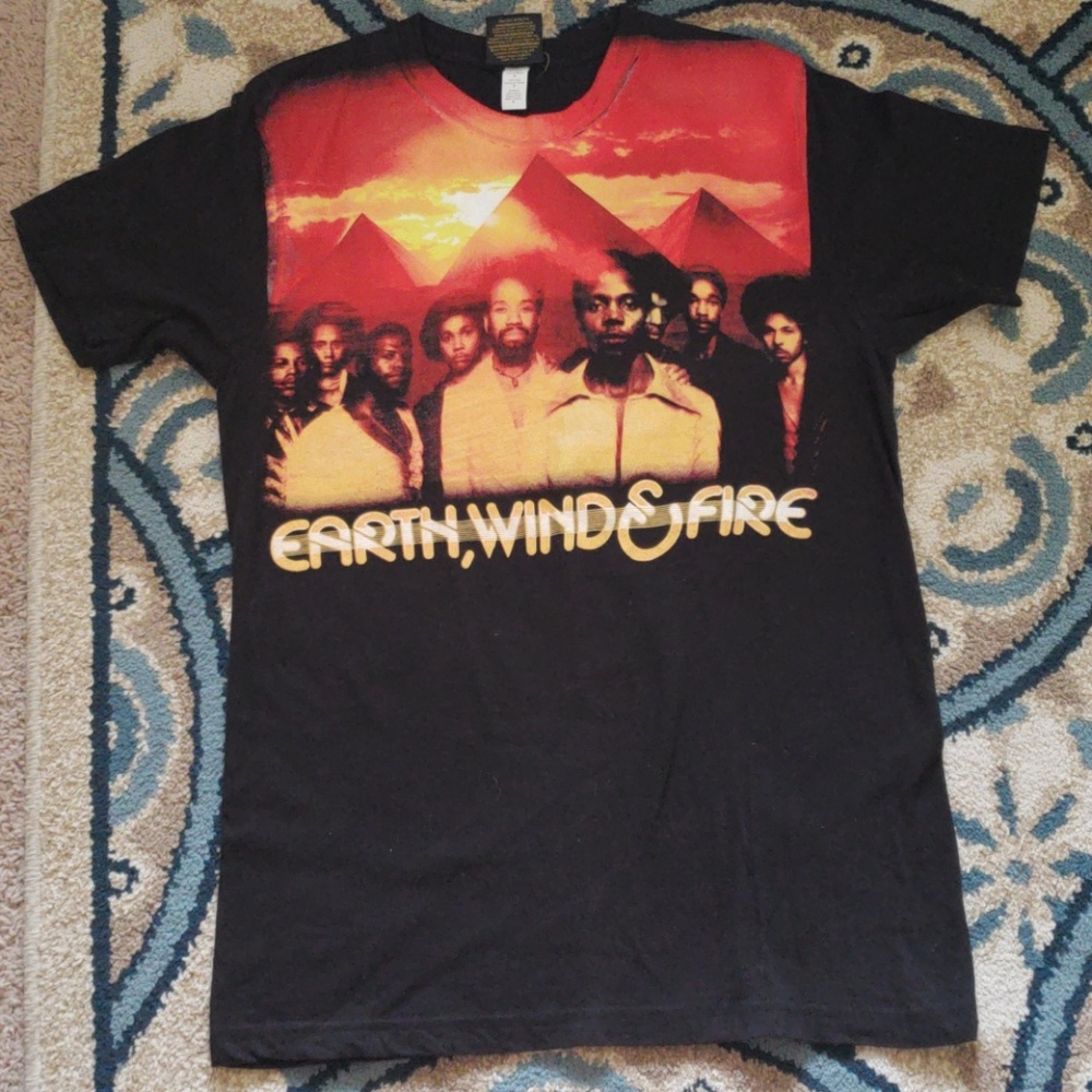 Mens Size M earth wind & fire shirt